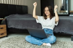 jolie-femme-ordinateur-portable-moderne-assis-maison