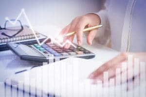 comptable-calculant-profit-graphiques-analyse-financiere