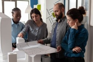 equipe-architectes-multiethniques-concevant-plan-directeur