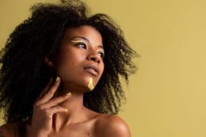 portrait-beaute-femme-afro-maquillage-ethnique