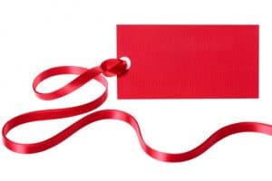 etiquette-cadeau-rouge-etiquette-ruban-isole-fond-blanc