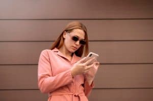 femme-caucasienne-envoyant-sms-quelqu-son-smartphone