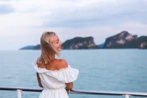 portrait-romantique-femme-robe-blanche-naviguant-grand-ferry